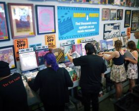 LAを代表する老舗レコード店Amoebaが売却され、屋上プール付きの高級タワーに改良される？！
