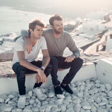 The ChainsmokersがTOMMYの店員になって客にドッキリをしかける