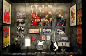 ピンク・フロイド大回顧展がロンドンV&Aでスタート！ロジャー・ウォーターズが学校で叩かれた「杖」も展示。