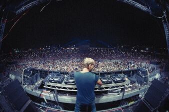 【イギリスの国民的バンドまで！】Aviciiがプロデュースしていたポップ楽曲5選。