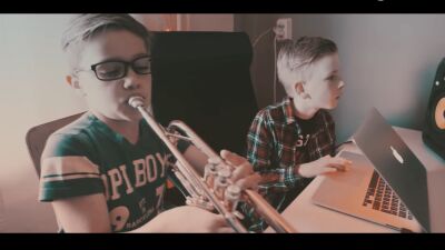 18歳のCurbiと17歳のMestoの若手コンビの新曲MVは2人がスターになる過程を描いたサクセスストーリーに！