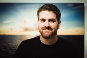 EDM シーンを支えるフォトグラファー、RUKES が父親の交通事故の治療費を集める募金を開始