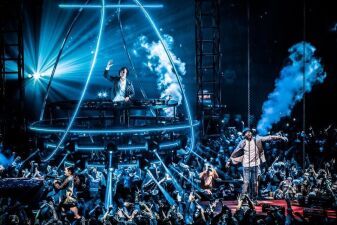 どこかのバンドのライブで見たことがあるような逆さまパフォーマンスにARMIN VAN BUURENが挑戦
