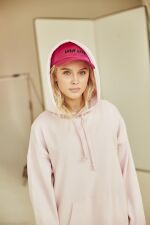 ザラ・ラーソン、H&Mとのコラボで開催されたスペシャル・ライヴ・イベントで圧巻のパフォーマンスを披露！