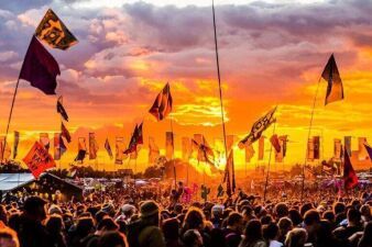 世界のフェスランク2位に位置する「Glastonbury」が2019年に開催地を大幅に変更する方針を発表