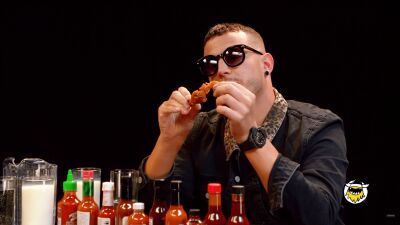激辛チキンを食べながら辛口トークをする番組にDJ SNAKEが出演。DJやTwitterについて赤裸々に語る。