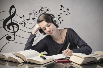 勉強中に聴くと良い騒音がある！？集中力を向上させる「ホワイトノイズ」とは何か？