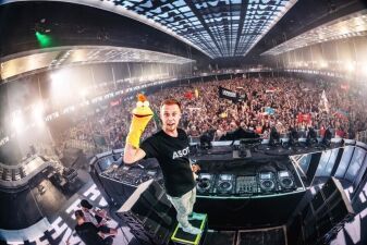 【結構かわいい】Armin Van Buuren が "ある曲" が流れる時に行うジェスチャー