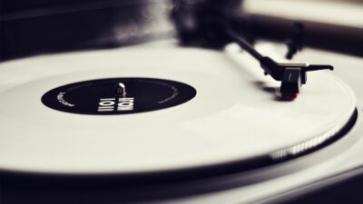 ターンテーブルで演奏！？新たなDJスタイル「シンテーブリズム」とは？