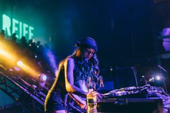 Skrillexも一目置く16歳の天才少女、Callie Reiffが60分のBASS MUSIC MIXを公開！