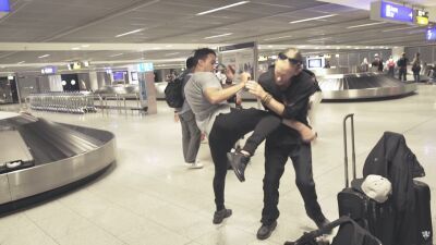 Laidback Lukeが空港で膝蹴り！いったい何事！？