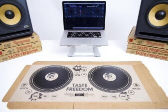 ピザハットUKの大胆マーケ戦略が話題に！ピザの箱がターンテーブルに変身？！