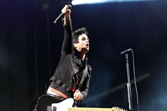 Green Day、3年半ぶりのシングルで銃乱射事件の犯人の思考を描いた曲を発表。楽曲完成後の心境も明かす。