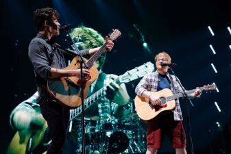 Ed SheeranがShawn Mendesのライブにサプライズ登場→約1分間、観客が絶叫