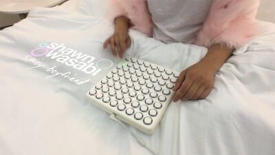 MIDIコンを使った演奏動画で人気のShawn Wasabiが新曲「Spicy Boyfriend」をベッドで演奏！