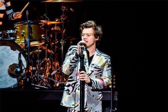 1Dハリー・スタイルズ、すべてがスケールアップした2度目の来日公演初日に新曲も披露！