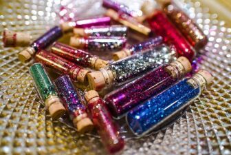 イギリスでフェスに欠かせない「グリッター」が使用禁止に!?  一方のアメリカでは環境に優しいグリッターが話題