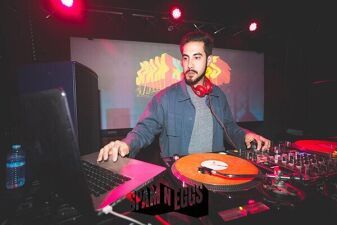 アメリカを拠点とし、世界を股にかけるターンテーブリストDJ Zoが、バッグの中に必ず入れているものを公開。