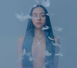 女性ラッパー／シンガーのAwichがKANDYTOWNのYOUNG JUJUを招いたシングルをリリース