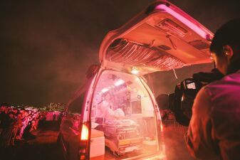 水曜日のカンパネラ、ライブ会場に担ぎ込まれる！自身最大規模の野外フリーライブに救急車で登場！