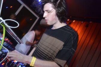 新木場ageHaにPorter Robinsonがサプライズゲストとして出演！45分間に渡るセットをチェック！