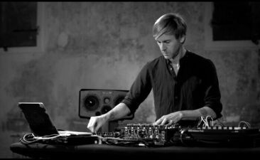 Richie Hawtinが話題のDJ新機材「PLAYdifferently Mixer」のレッスンビデオを公開！