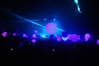 Underworldが今年サマソニで披露した貴重なライブ映像が大型街頭ビジョンにて上映中！