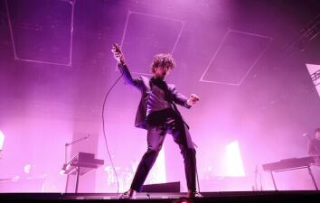 THE 1975、多くのミュージシャンが憧れる舞台、O2でのライブの模様をフルで公開！