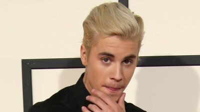 Justin Bieberが地元のバーでオリジナルアレンジの「Sorry」をピアノ弾き語り！