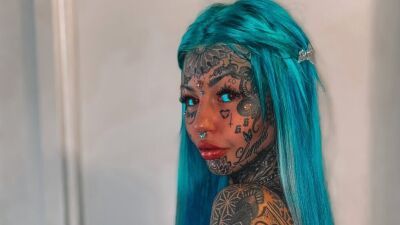 「青い目の白いドラゴンガール」として知られるオーストラリアの美女 Amber Luke、目玉の白目部分にブルーのタトゥーを入れ一時的に視力を失う