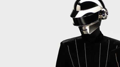 解散したDaft Punk (ダフト・パンク)  メンバーのThomas Bangalter (トーマ・バンガルテル)、Daft Punkについて「愛しているからこそ2023年で一番なりたくないのはロ