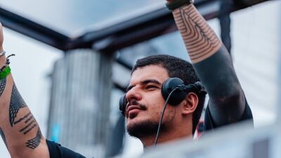 【動画アリ】なぜ…？ 大人気 DJ のVintage Culture (ヴィンテージ・カルチャー) 、ブラジルでの公演中、DJしながらタトゥーを彫ってもらう