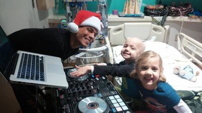 新たなTOP DJが小児病棟から生まれる未来…!? アメリカの小児病棟で長期療養中の子どもたちに、VRでDJを学びつつ楽しんでストレス発散できるプログラムを提供
