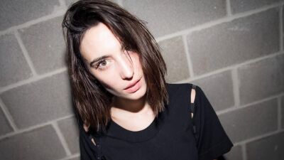 Amelie Lens（アメリー・レンズ）、音楽を始める前はモデルだった...!? パリコレのファッションショーにAnymaと共にサウンドトラックを提供