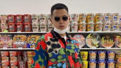 MIYACHI（ミヤチ）がニュースキャスター、お天気お兄さんに...!? MIYACHIクオリティ全開な最新曲「WHAT HAPPENED」をYouTubeにてプレミア公開!!