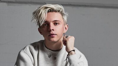 アップル社のプレゼンで自分の曲が紹介されたARTY、テンションが上がりまくる