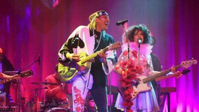 ロックバンドArcade Fire (アーケイド・ファイア) のフロントマン、急逝したKavinskyの代打でLAのハロウィンパーティーに "DJ Windows 98" 名義にて出演決定