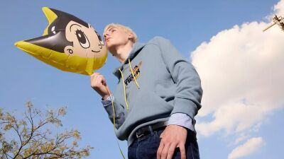 スポーツファッションブランド『Onitsuka Tiger』と『鉄腕アトム』がコラボ、イガーイエローのブーツに履き替えたアトムが登場！12月20日 (金) 世界同時発売