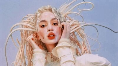 Grimes (グライムス) 「映画監督Quentin Tarantino (クエンティン・タランティーノ) と連絡を取りたい」とXでファンに助けを求めるも監督からは音沙汰なし…？