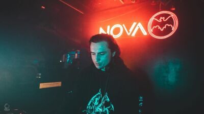 Corey James（コーリー・ジェームス）、Steve Angello のレーベル『SIZE Records』から2022年3曲目となる "Rhythm 2 U" をリリース！