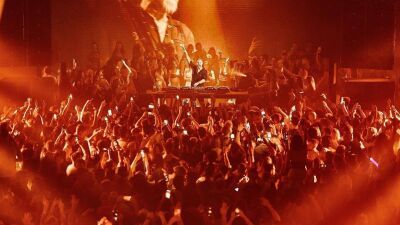 David Guetta、Idris Elba、ARTBAT がコラボ、メッセージ性たっぷりのメロディック・テクノトラック "It’s Ours" をリリース