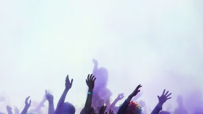 最新調査結果で対象の80％がエレクトロニック・ミュージック・イベントでメンタルヘルスにプラスの影響を経験、98％がクラブイベントは快適で安全であると回答…イギリス