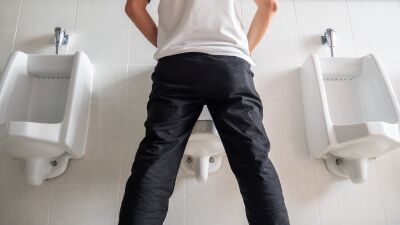 男らしさの象徴？「立ちション」は健康に良くない…!? イギリスの泌尿器科の専門医が「立ちションは膀胱に害を及ぼす」と警告、男性にも座りションを推奨