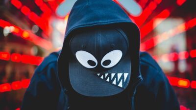 フランス人DJ/ProducerのNaeleck (ナエレック) がMarnik、Vinaiと共に、JAY-Z、カニエ・ウェストの不朽の名曲「Boyz In Paris」をリワーク!!