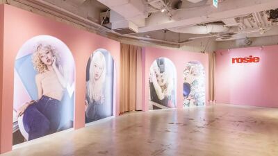 BLACKPINK (ブラックピンク) のメンバーRosé (ロゼ) のポップアップストアが西武渋谷モヴィーダ館にオープン！8月17日 (日) までの期間限定開催