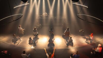 【着席テクノ】ソーシャルディスタンス + 着席オンリーのテクノイベントがオランダで開催【動画あり】