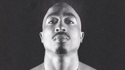 27年前に死去した伝説のラッパー2PAC (トゥーパック) ことTupac Shakurに敬意を示し、米カリフォルニア・オークランドの道に『TUPAC SHAKUR WAY』と名付けられる