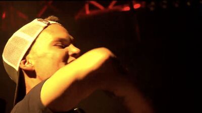 故 Avicii（アヴィーチー）の31歳の誕生日を祝い、Ultra Music Festival 2016でのアイコニックなライブ映像が公開
