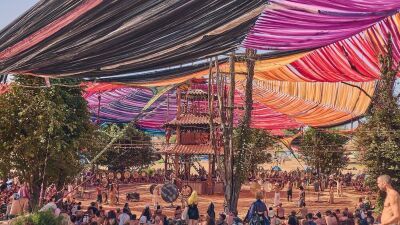 ハンガリー開催のサイケデリック・トランス・フェス「Ozora Festival (オゾラ・フェスティバル) 」で心肺停止と自殺と見られる転落の２件の死亡事故が発生し繰り上げ終了に