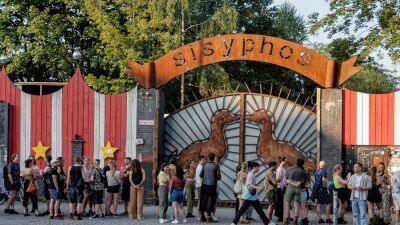 ドイツ・ベルリンのナイトクラブ「Sisyphos」でセキュリティに入場拒否を食らった男が腹いせにレンタカーでエントランスに2回突っ込む事件が発生、犯人は逃走